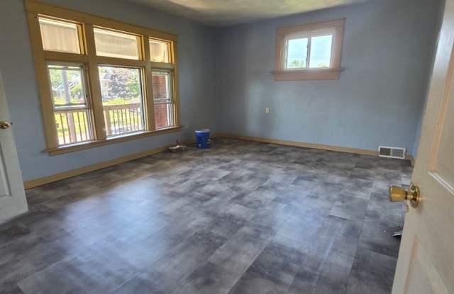 Upper 2 bedroom unit east side