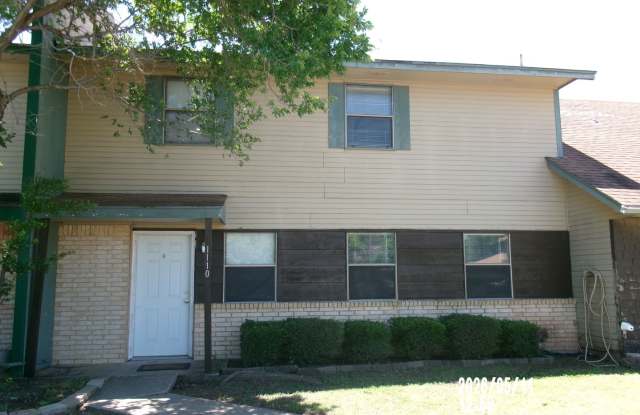 2 STORY TOWNHOUSE , CLOSE TO SHOPPING AND RESTAURANTS