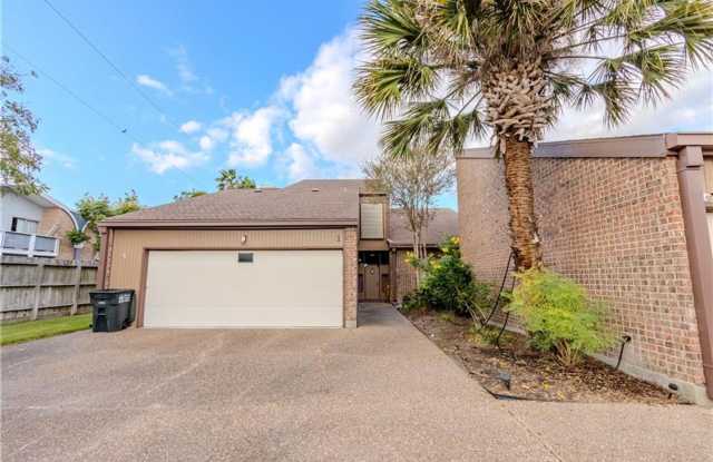 Beautifully renovated courtyard townhome in the heart of Corpus Christi