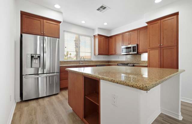 Spacious 4 Bedroom TownHome in Garden Grove!