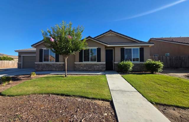 Newer 3 Bedroom 2 Bathroom in Tulare! $300 off First Month's Rent!!!