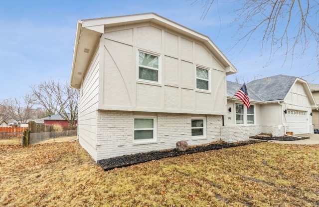 Photo of NEWLY RENOVATED!! 4 Bed, 2 Bath Cozy Home in Ankeny