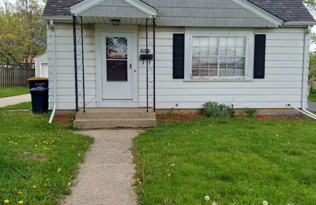 Photo of Beautiful Spacious Upgraded 2 Bedroom + Den Home in West Allis