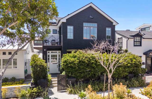 Custom Built 4 Bedroom Peninsula Point Home - Indoor/Outdoor Rooftop Deck!