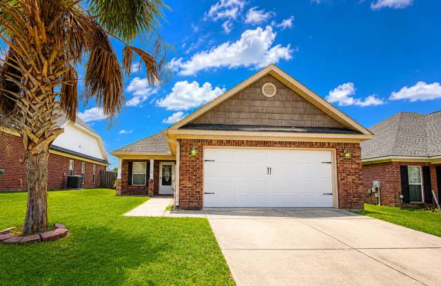 Before you rent an apartment in Grovetown...3BR /2 Baths , Split floor plan, fenced yard, 2car garage & Community pool +extra storage