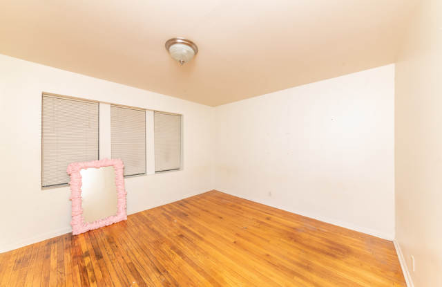 Photo of 3558 W Cortland St