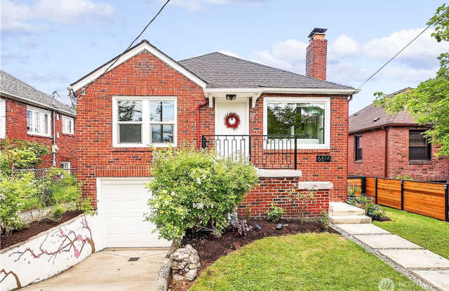 Photo of Charming 4 bed, 2 bath, fully fenced, covered deck in convenient location.