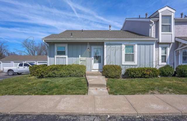 CHARMING TOWNHOME IN LEES SUMMIT!!