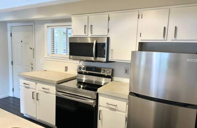 1 bedroom, 1 bathroom Condo with City View!