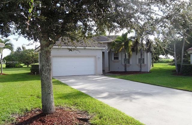 2707 Augusta Dr - 2707 Augusta Drive, Homestead, FL 33035