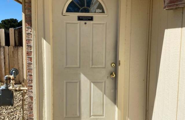 Cute 2 bedroom, 2 bath duplex, spacious backyard.