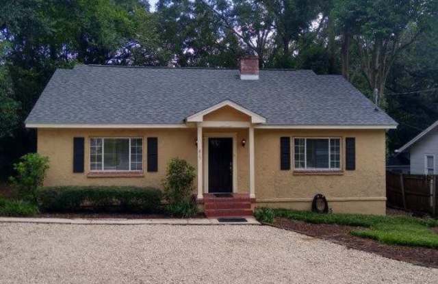 WALK to FSU! Huge  Amazing 5/2 w/ Large Bedrooms, Bonus Room, W/D, Wood Floors,  Huge Yard! $2400/month Avail August 11th! photos photos