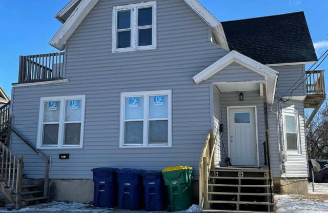 ELECTRIC  GAS INCLUDED!! Studio Upper Apartment