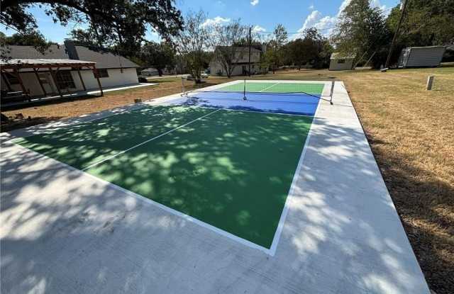 Photo of 2004 Pinewood Drive