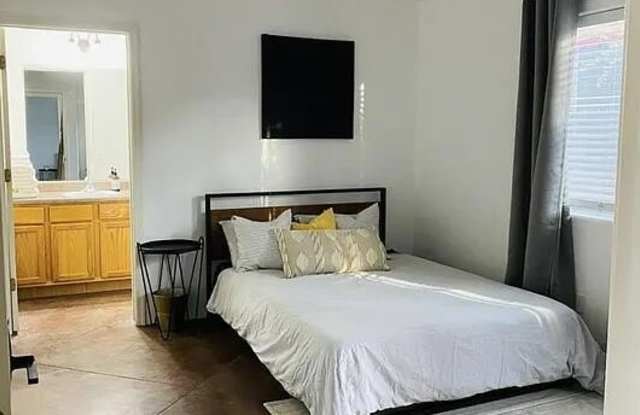 445 E Geronimo Bluff Loop