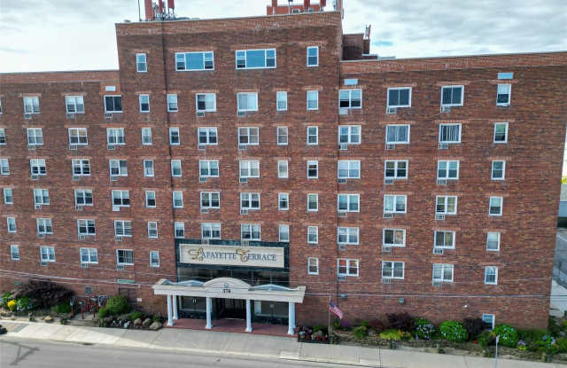 Photo of 370 W Broadway