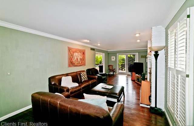1030 FAIRMOUNT Drive