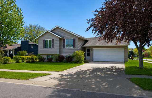 Bright 4BR on Corner Lot in SW Rochester