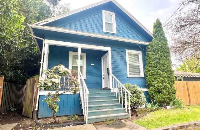 Reed Neighborhood Beautifully Renovated 3-Level Home with Huge Attic Bedroom, Fenced Backyard - 2866 Southeast Long Street, Portland, OR 97202