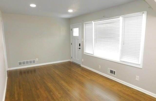 3439 Oakcliff Road NW