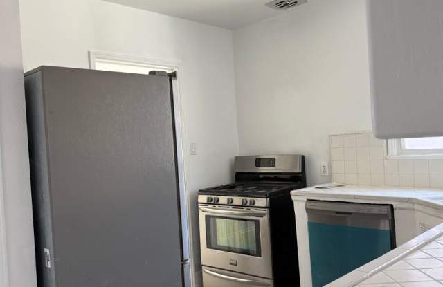 Van Nuys, 2br -1ba HOME