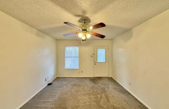 Available! 2 Bedroom 1 Bath Close to Everything! Longview, TX!