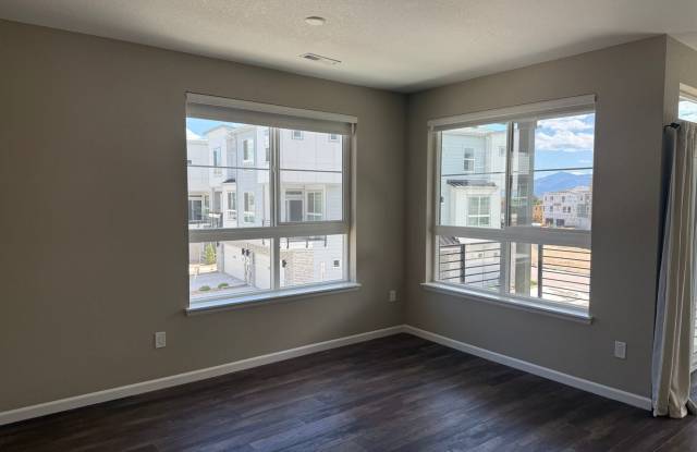 Charming 3BR Townhome in Colorado Springs