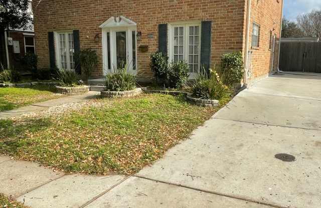 Spacious 4BD Home in Metairie, with Driveway and HUGE Fenced in Backyard