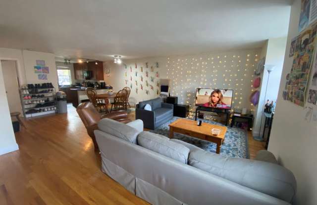 Photo of Huge 4 bed 2 bath unit near Northeastern for the upcoming school year with a move in special!