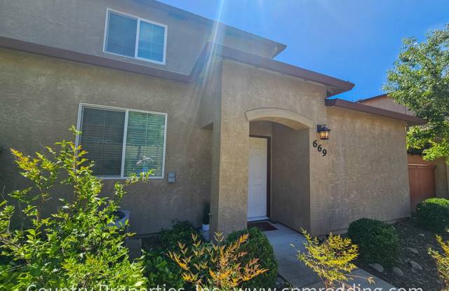 Spacious 5 Bedroom in the Heart of Redding!