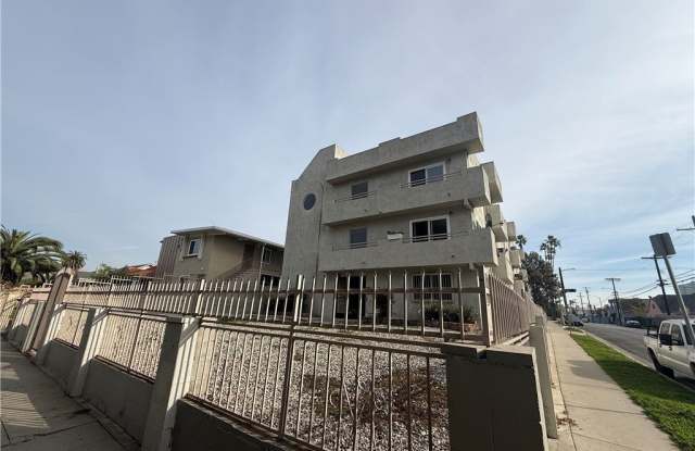 400 N Hobart Boulevard