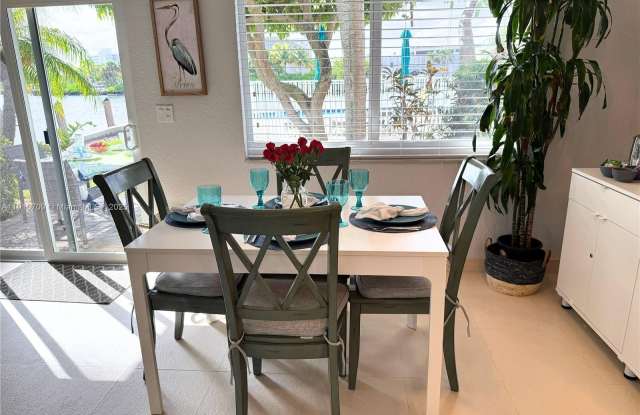 Photo of 1705 N Riverside Dr