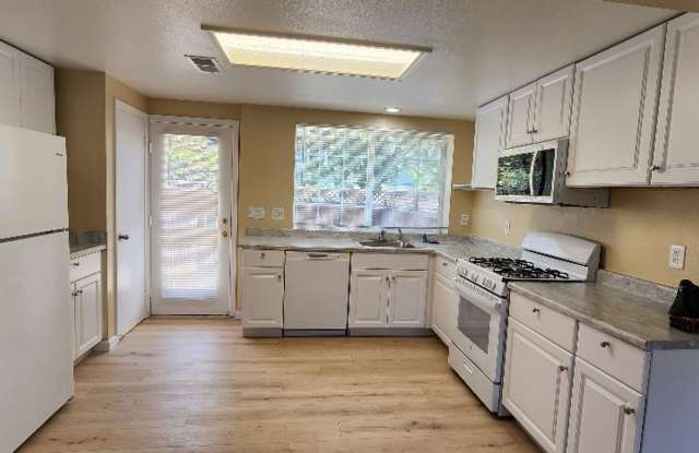 Nice Condo 2 Bedroom 1 Bath Off Street Parking in Great Area Valljeo