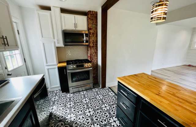 Cute 2BD 1BA Bungalow Home in Putnam Heights West!!!