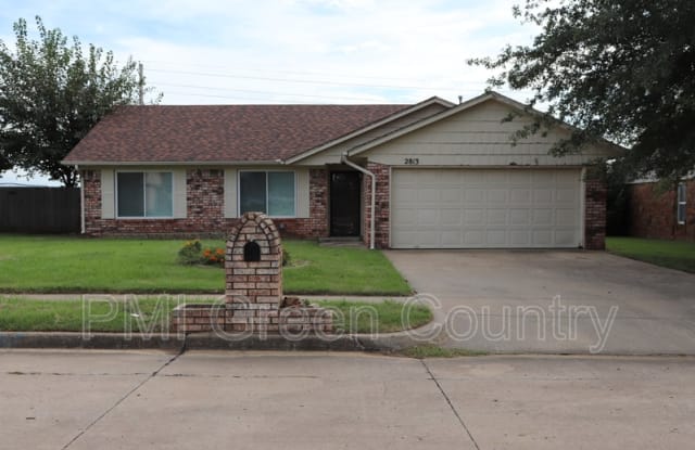 2813 E Oakridge St - 2813 Oak Ridge Street, Broken Arrow, OK 74014