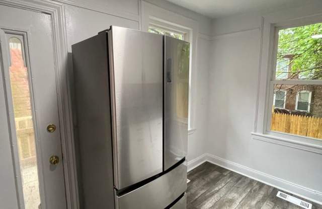 Updated 3 Bedroom House With a backyard and Laundry