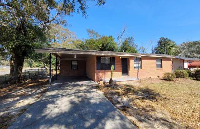 3418 W Yonge St. Pensacola, FL MOVE IN SPECIAL: HALF OFF first full month of rent!!!