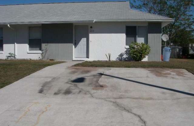 Photo of Orlando- off Dean Rd-2BR/2BA Duplex with fenced in yard. Lawn care included!!