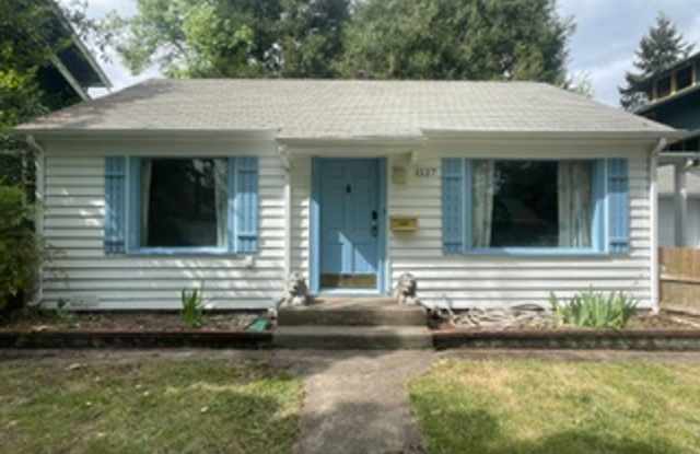 3 bedroom, 1 bath Home with Fenced Yard, Covered Patio For Rent!