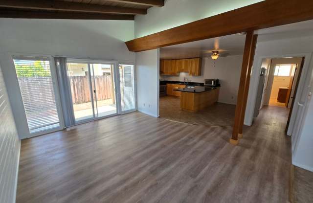 Pacific Beach 2-br House + Garage