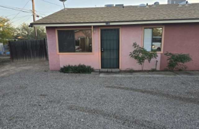 TRIPLEX 2BD/1BA COMING SOON!!! SPACIOUS BACKYARD!!