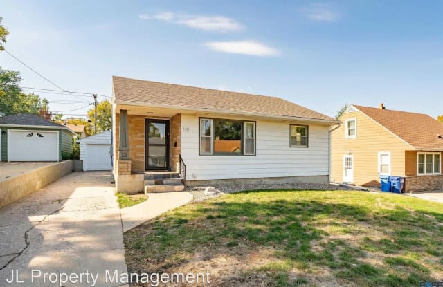 1721 S Van Eps Ave - 1721 South Van Eps Avenue, Sioux Falls, SD 57105