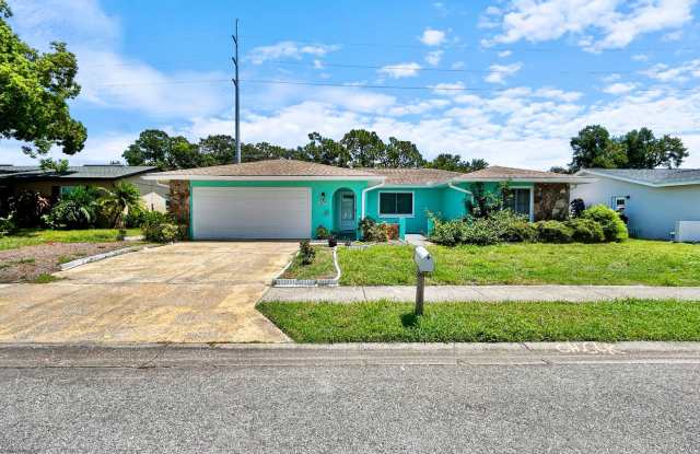 Beautiful Largo Rental Featuring Florida Room, Patios & Large Yard! 2bed|2bath