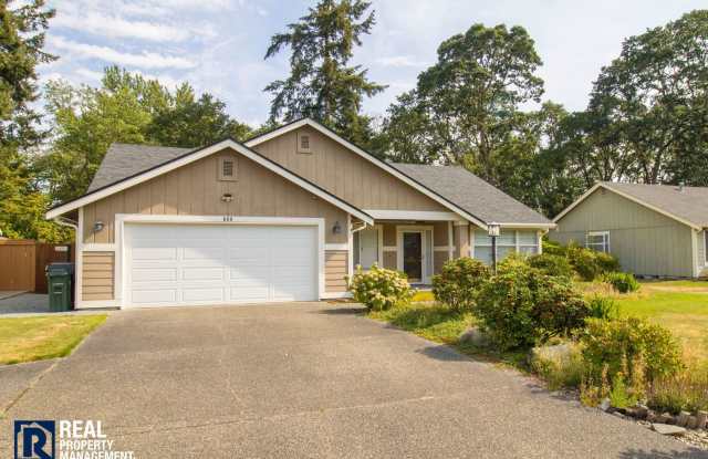 Spacious Tacoma Home with Updated Kitchen, Vaulted Ceilings & Fully Fenced Yard!