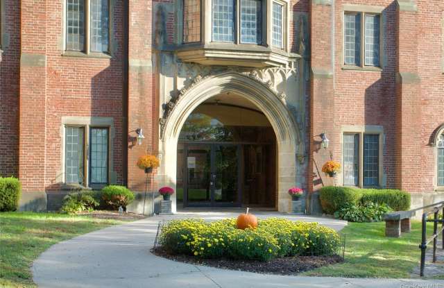 305 Chateau Rive Street unit: 305