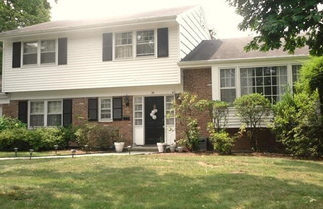 26 Van Wagoner Drive - 26 Van Wagoner Drive, Englewood Cliffs, NJ 07632