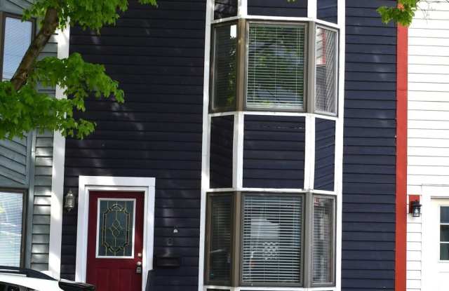8 W MONMOUTH Street