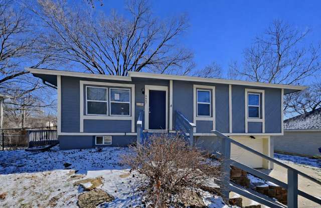 Charming 4-Bed Home in Kansas City with Garage Parking