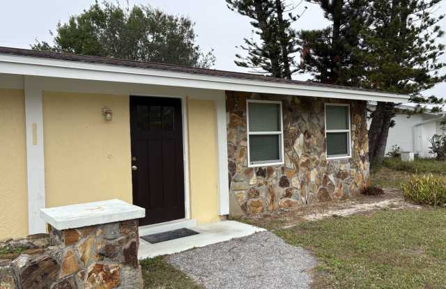 Spacious 2/2 with a garage available until end of December