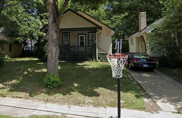 2420 N Peoria Ave